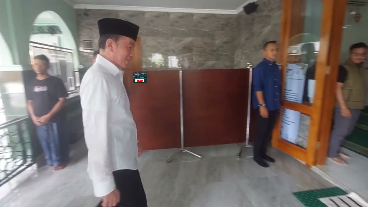 Jokowi Jumatan Masjid Kampung, Kedatangannya Dinanti Remaja Majid, Bak Paspampres Jagain Sandal