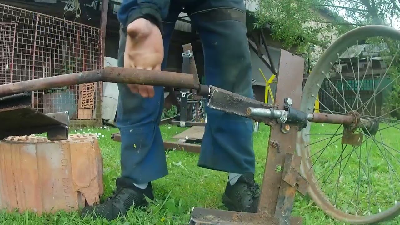motor je v traktoru ale při rozjezdu kouří spojka