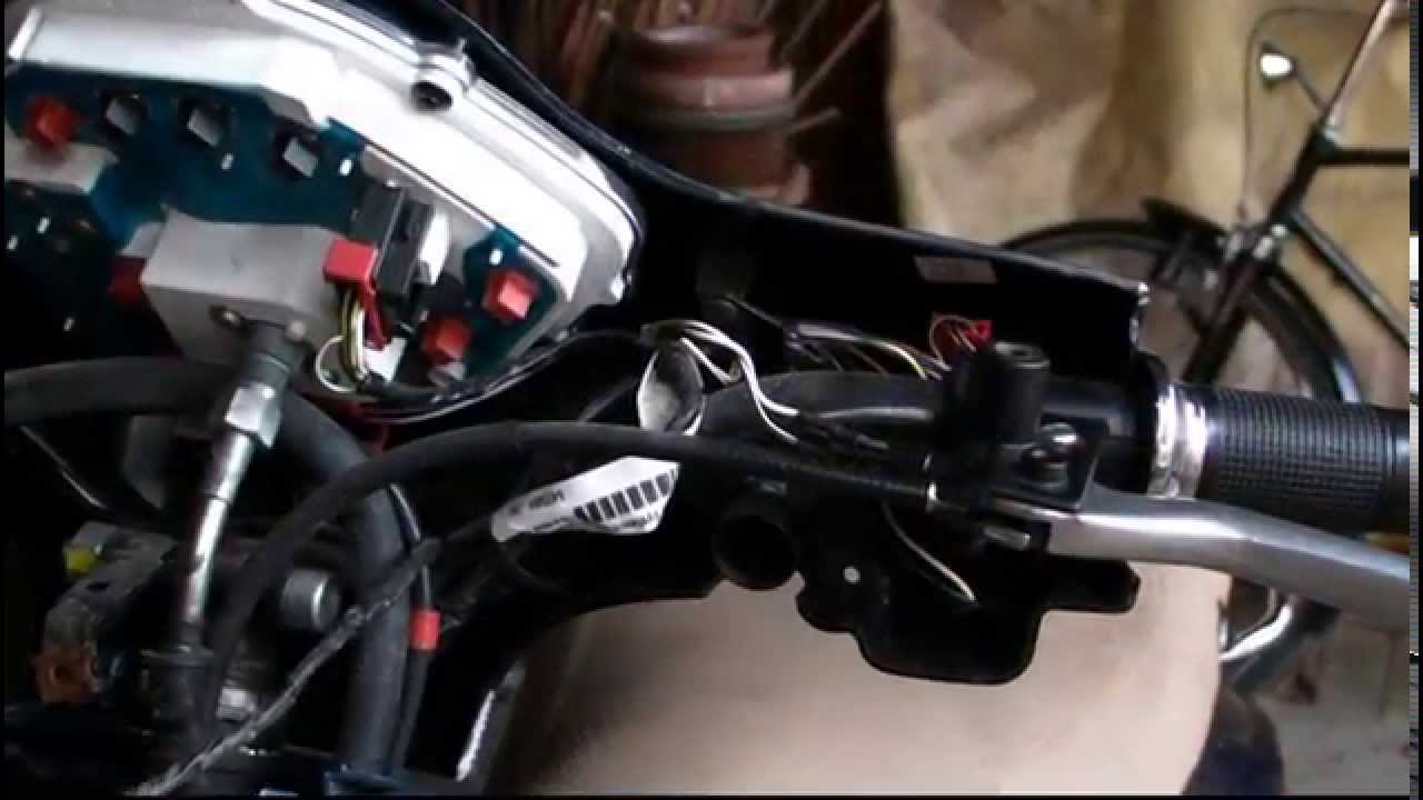 Vespa LX 50 Lenkerverkleidung Demontage  und Bremslichtschhalteraustausch