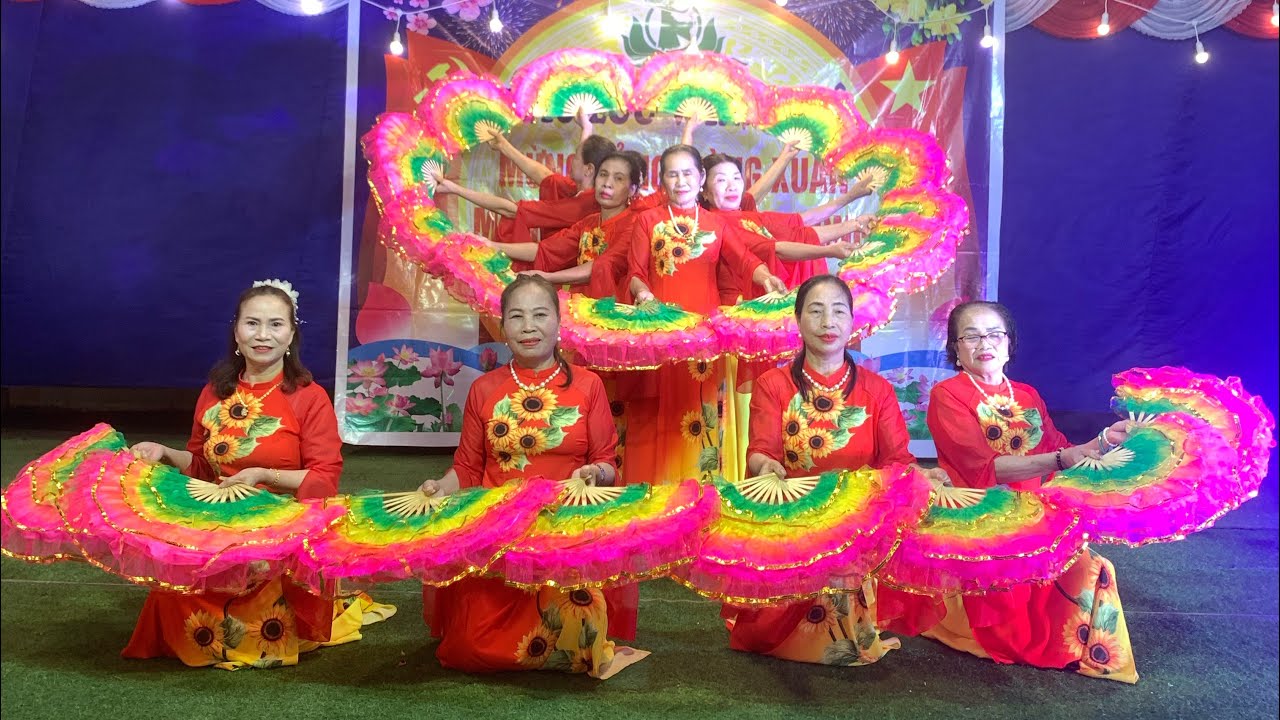 Múa mừng lễ hội làng Phương Độ 2