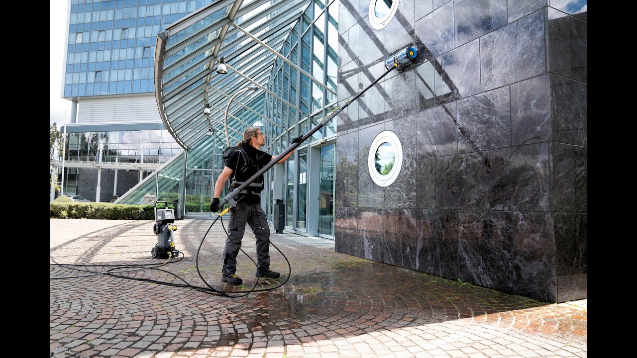 Zonnepanelen reinigen of gevels, houten vlonders met Karcher aandrijving walsborstel 500. Doornenbal