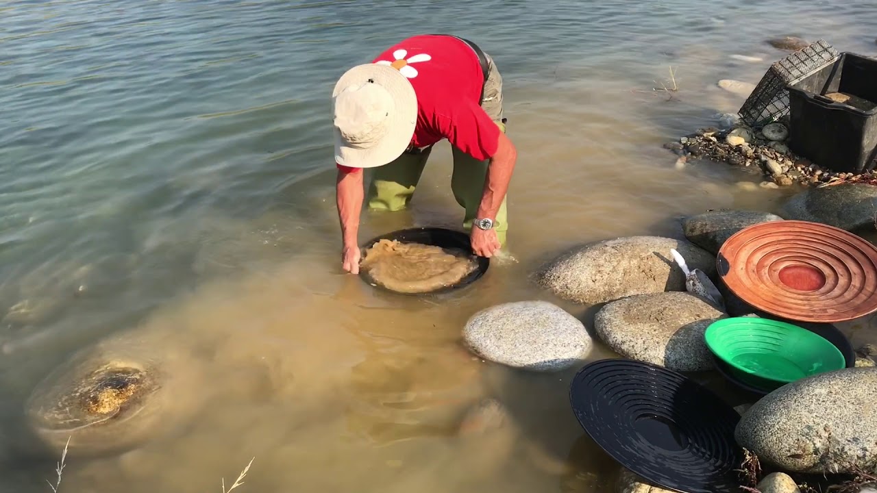 Gold panning   Ticino river  Ticino's gold