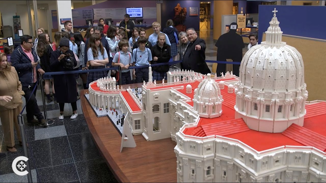 Священник строит служение Lego от Lego