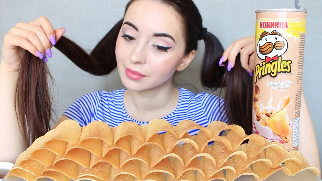 МАМА ВСЕ ДЕЛАЕТ, А Я ТОЛЬКО ЕМ ?? / ЧИПСЫ / MUKBANG asmr Ayka Emilly