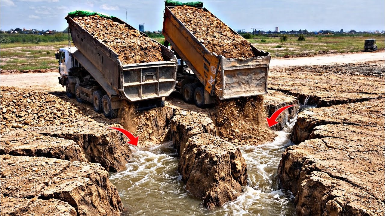 Amazing Teamwork Landfilling 25ton Dump Trucks pouring stone water&Bulldozer KOMATSU pushing stone.