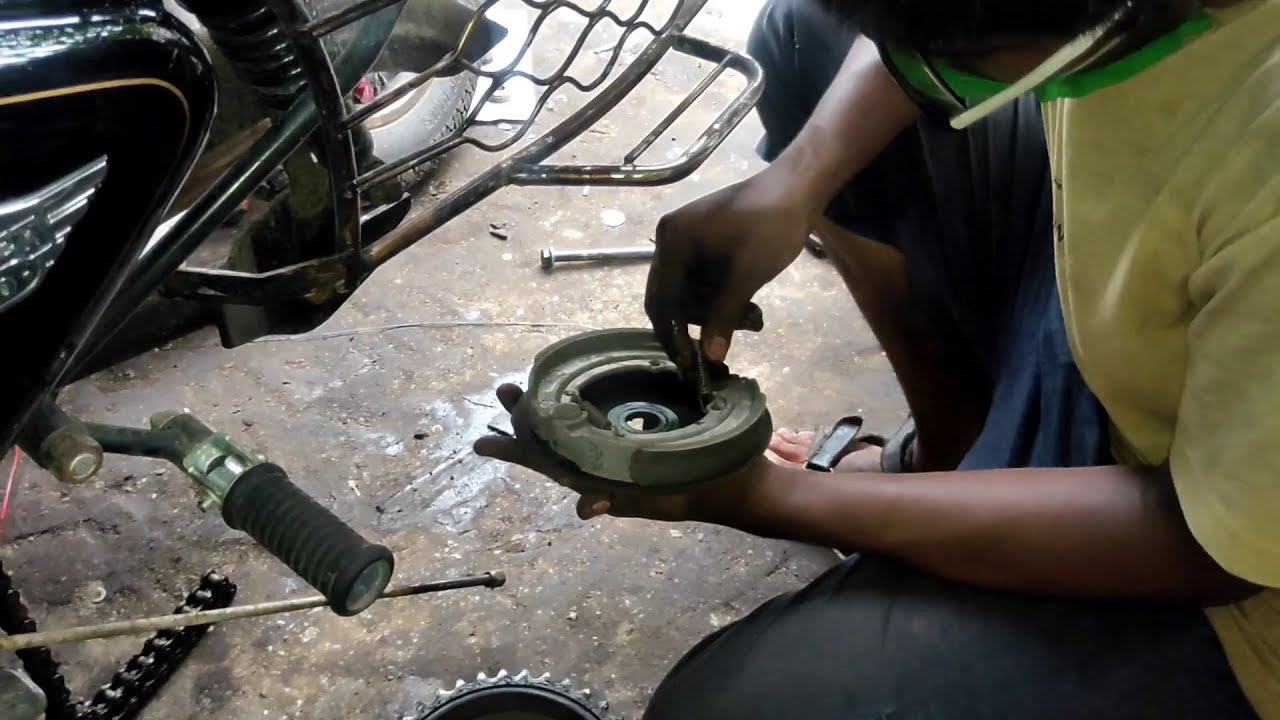 ROYAL ENFIELD OLD STD REAR WHEEL BRAKESHOE SPRING BROKEN #bullet mechanic