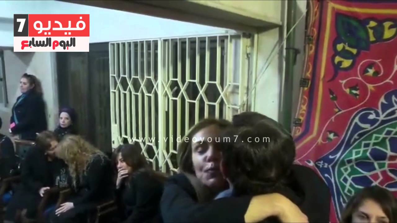 الفنان سمير صبرى يواسى نيللى فى عزاء شقيقتها الفنانة فيروز