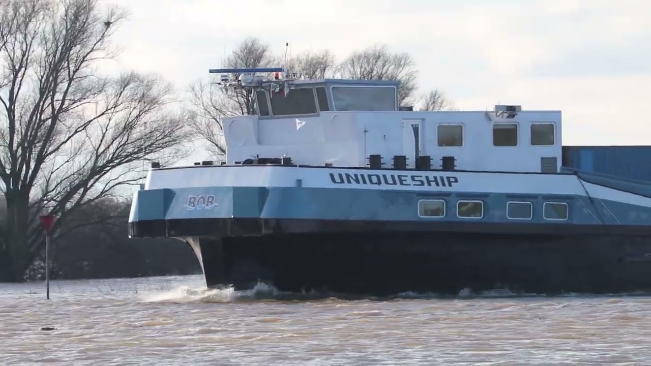 Binnenvaartschepen op  de IJssel 07-01-2024 - hoogwater