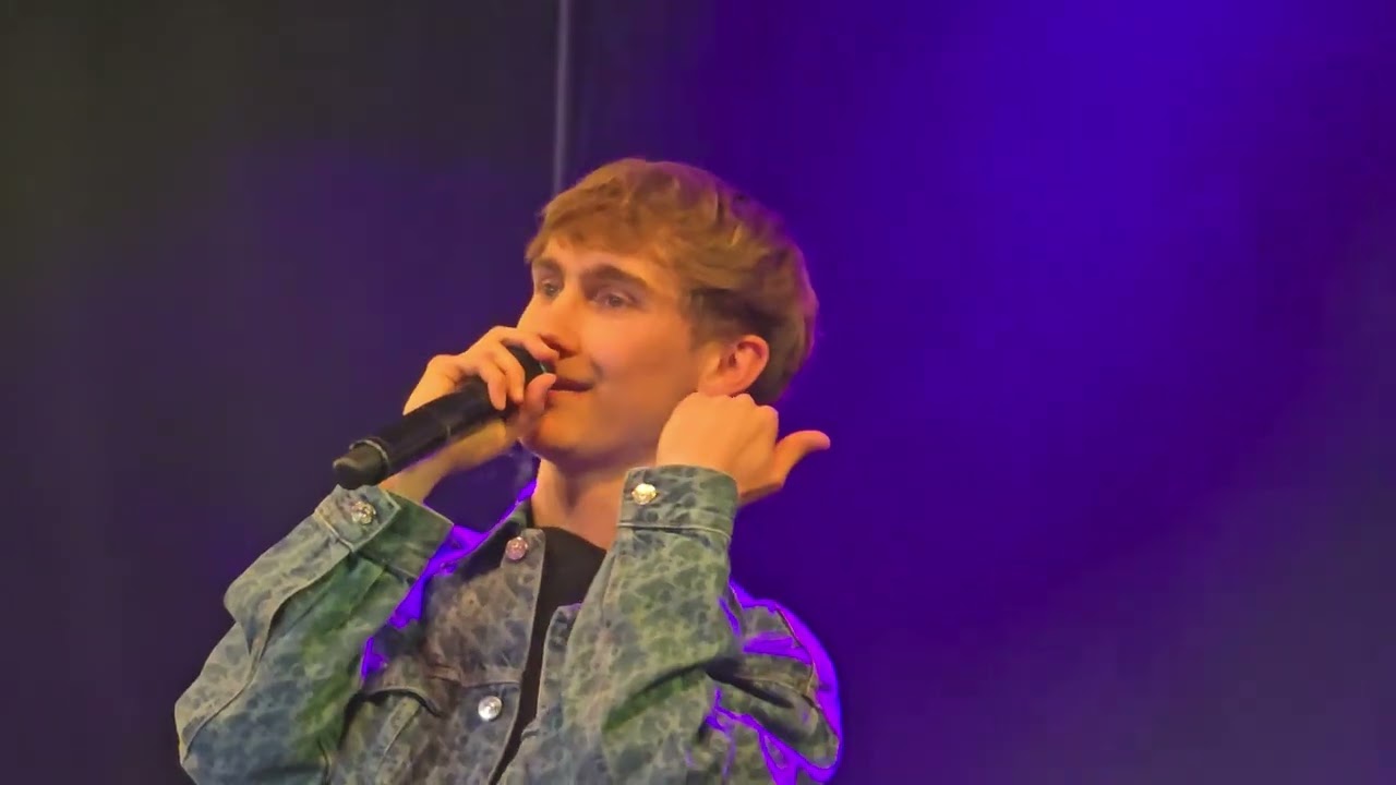 Huub geeft zijn grote pop aan Dutchtuber Job.