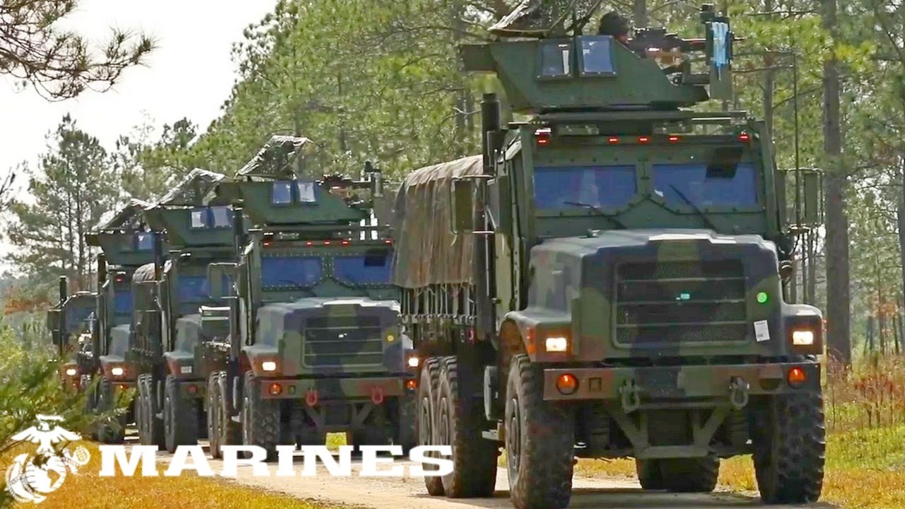 Морские пехотинцы США: средние тактические машины во время учений во Флориде.