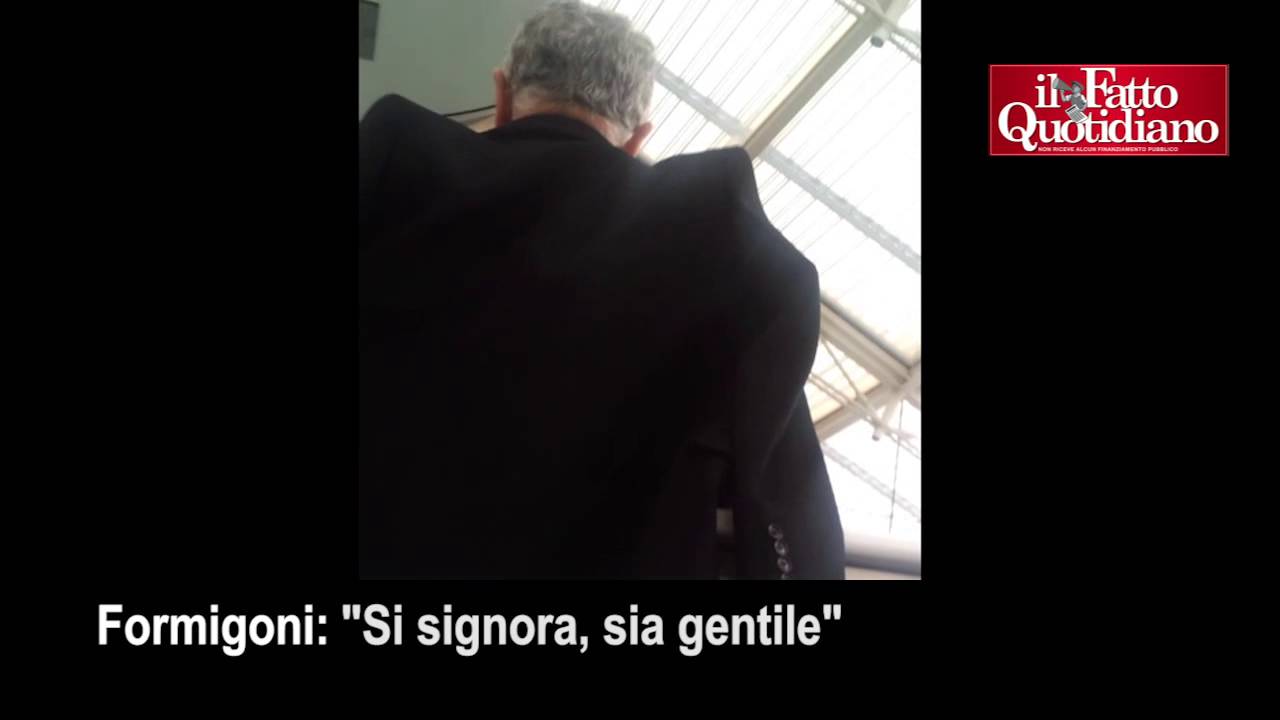 Parigi, Formigoni in ritardo per l'aereo pretende di essere imbarcato: 