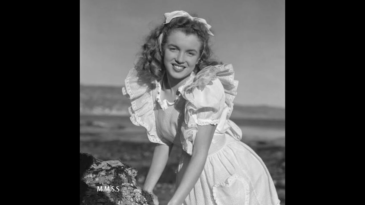 Norma Jeane(Marilyn Monroe) in 1945 at the age of 19 On a modelling assignment with Andre de Dienes