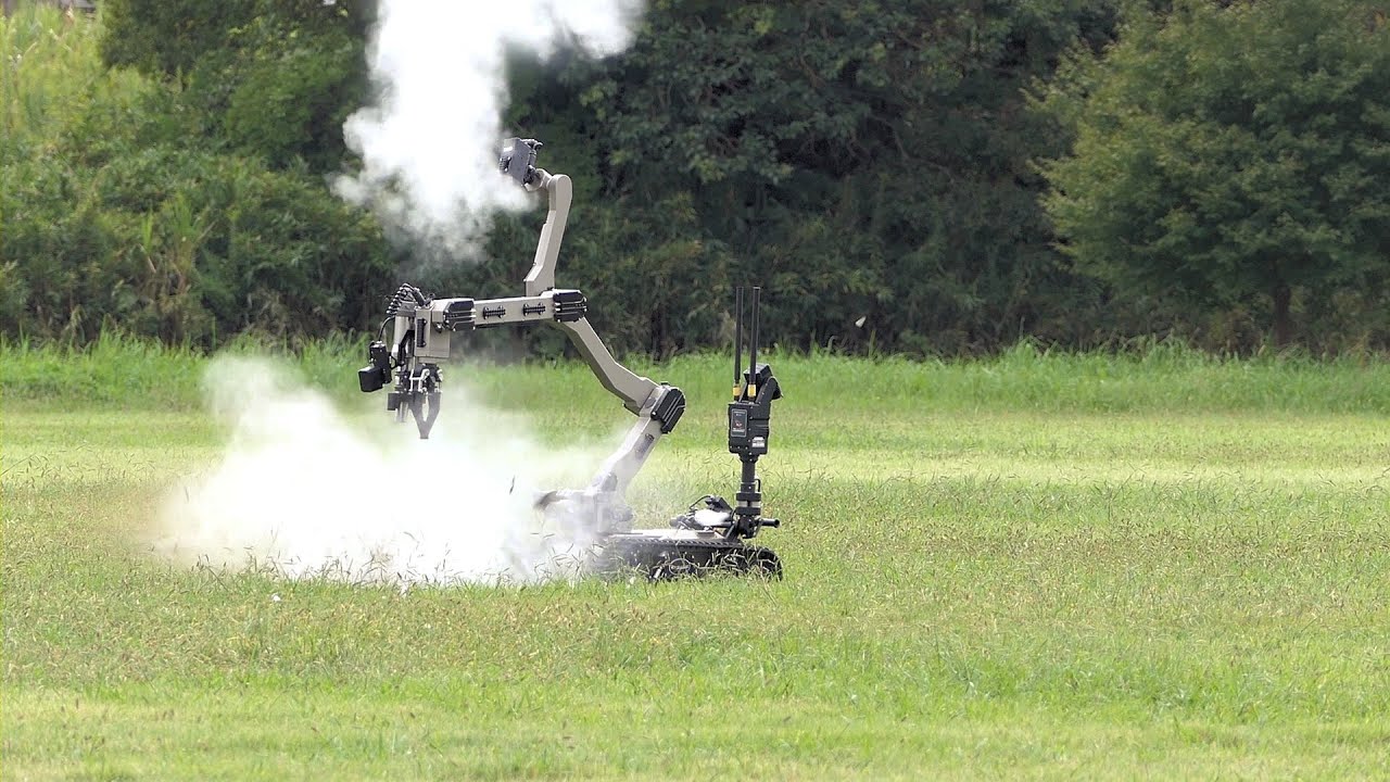 武器学校以外では見られない！　陸自の無人機UGVによる爆発物処理
