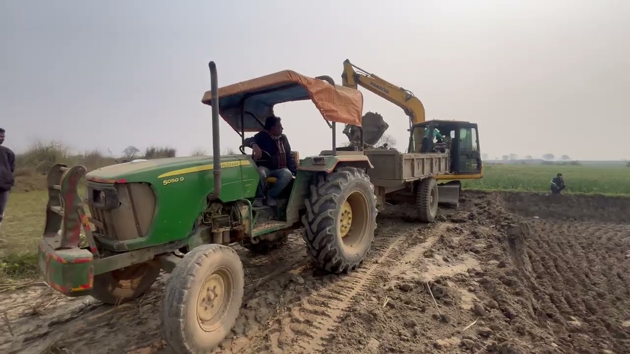john dere tractor loading sand  by jcb pocline kometsu