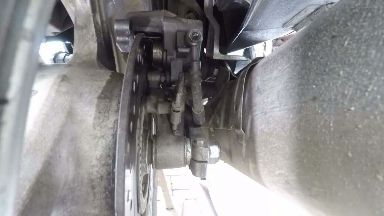 HONDA DEAUVILLE 700 NT ARKA FREN BALATA DEĞİŞİMİ. rear brake pad replacement