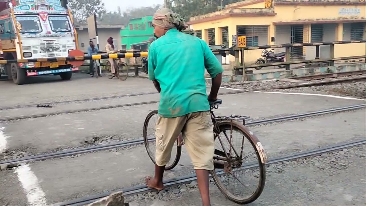 বন্দেভারত স্লিপার এক্সপ্রেস ট্রেনটি বলাগড় রেলগেট পার হচ্ছে 