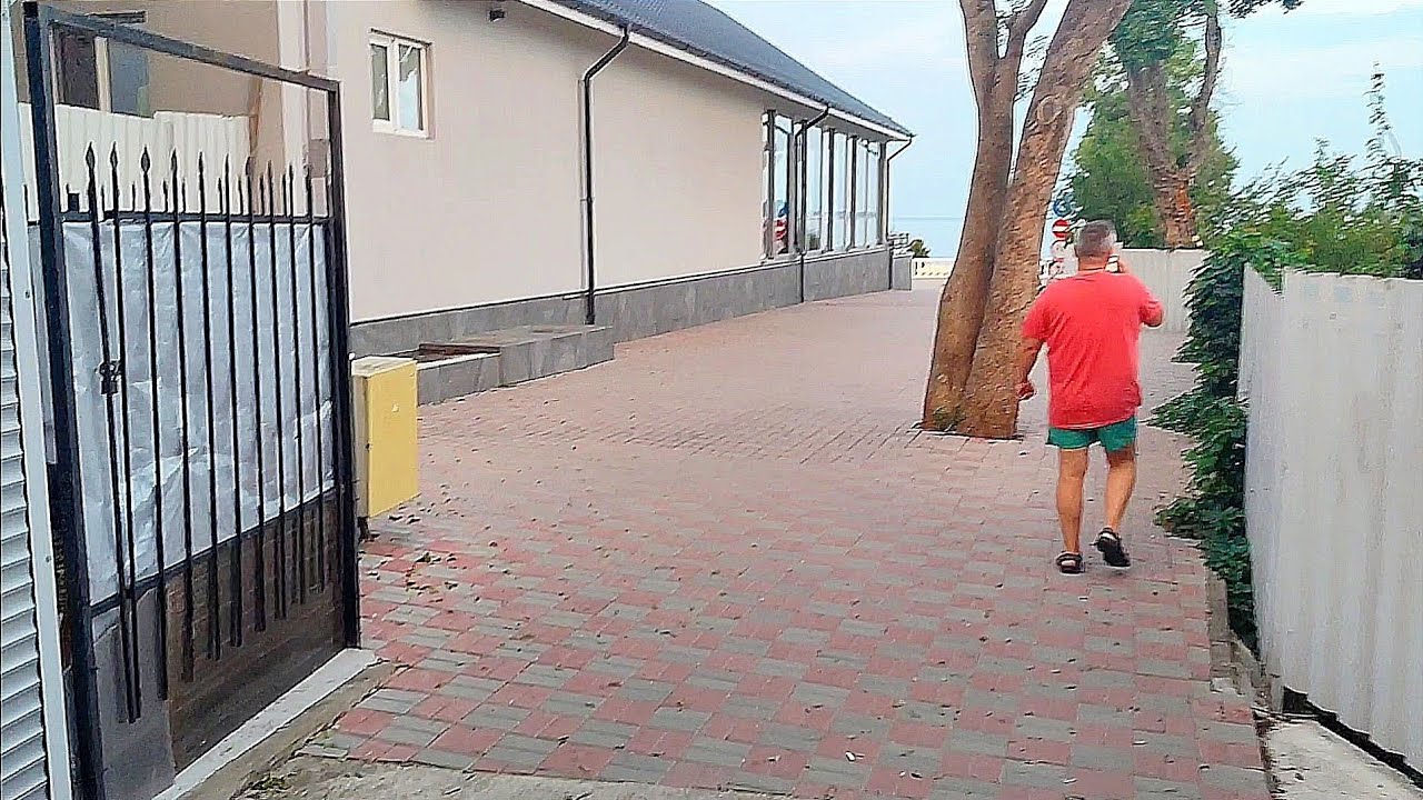 Вышел на прогулку рано утром в Геленджике но Георгий сразу начал выяснять отношение