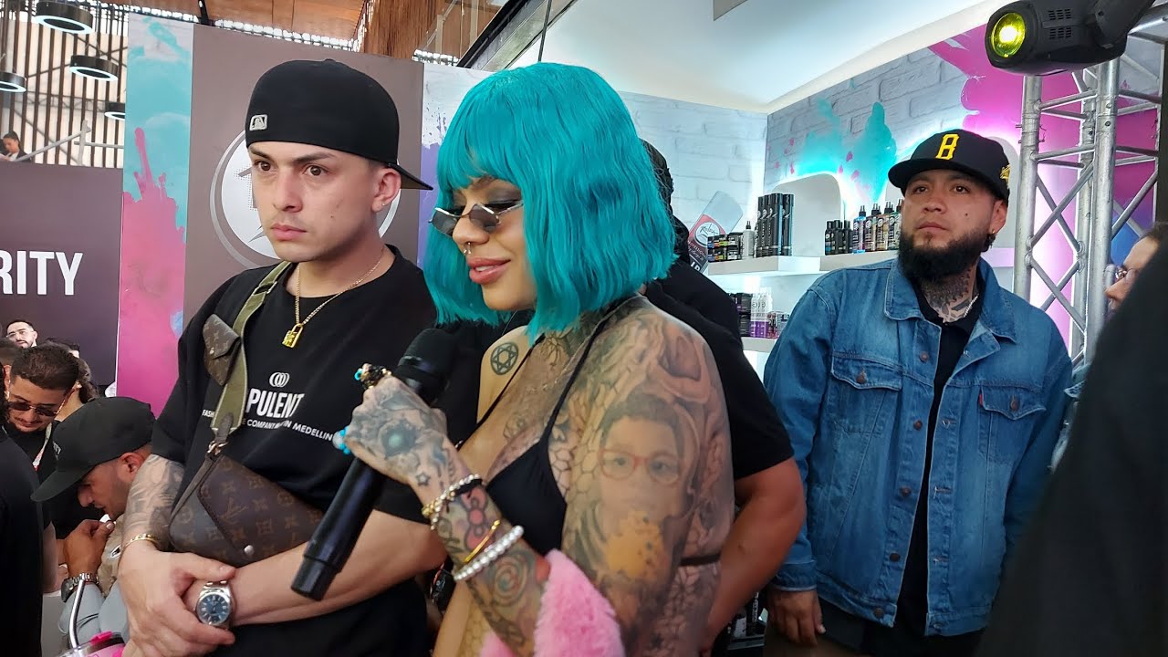 Melissa Gate dedicada a la barbería en Expobelleza Medellín.