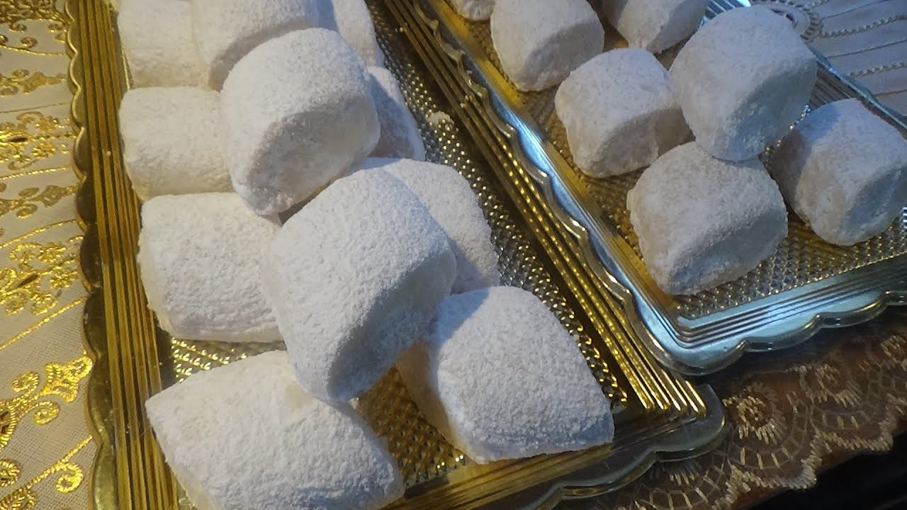 مقروط الجلجلان أو حلوة بوسو ولا تمسو ذوب في الفم بدون بيض و بدون خميرة الحلوى