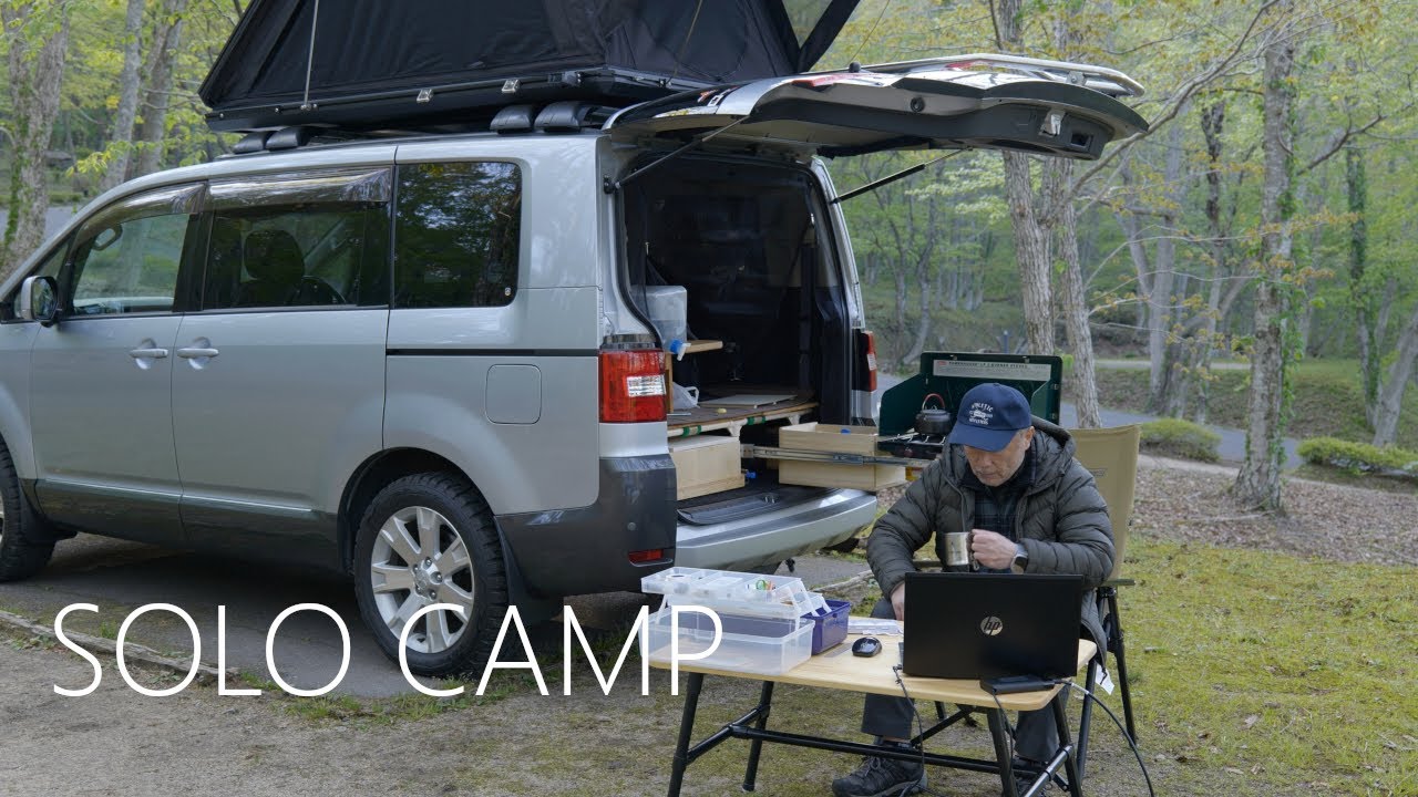 Delica D5 и палатка на крыше в одиночном лагере, набросок перьевой ручкой и акварелью