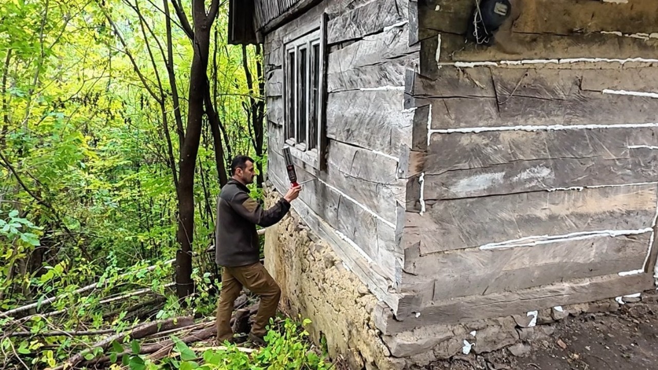 A Year in an Abandoned House &mdash; Alone Off-Grid Far From Civilization