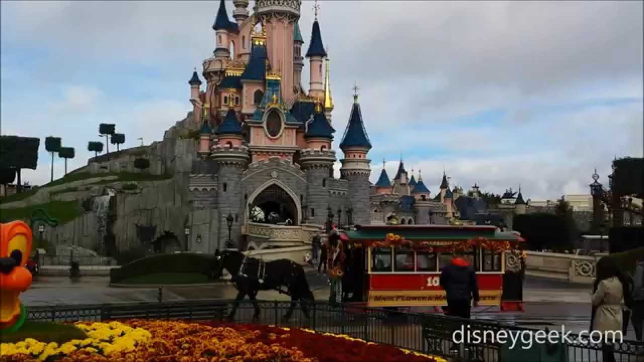 Disneyland Paris: Park Bench View Main Street USA/Sleeping Beauty Castle