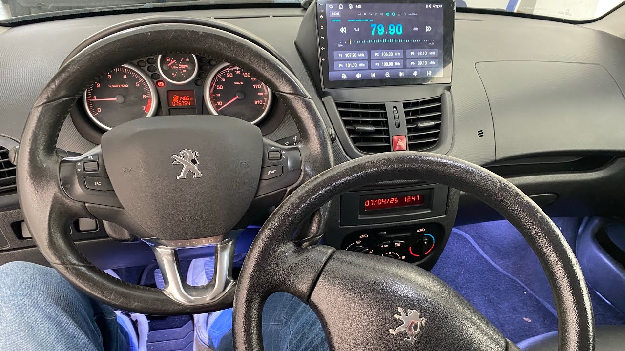 Peugeot 207 com volante multifuncional instalado no sistema original @MS Sound Osasco