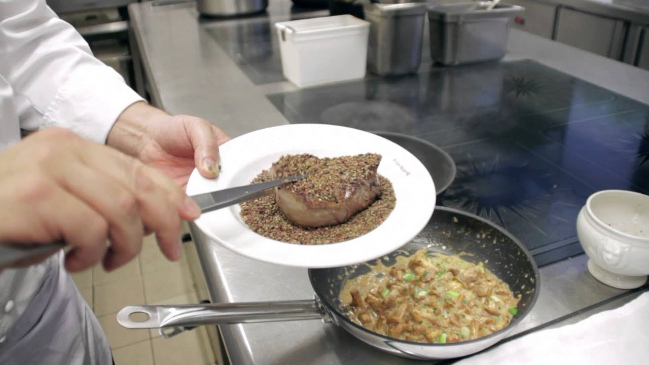 borchardt's Pfeffersteak mit Pfifferlingen