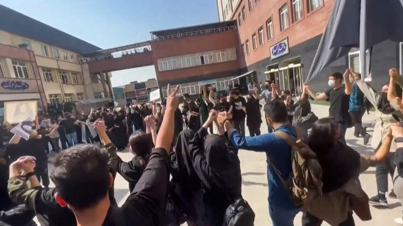 Blaze, shots heard from prison in Tehran amid fresh nationwide protests &bull; FRANCE 24 English