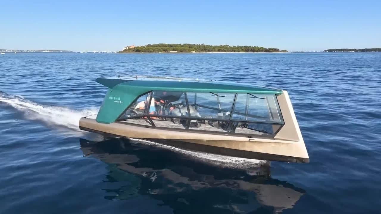 炫酷的电动飞行游艇，船身用透明玻璃打造，流线型设计真炫酷