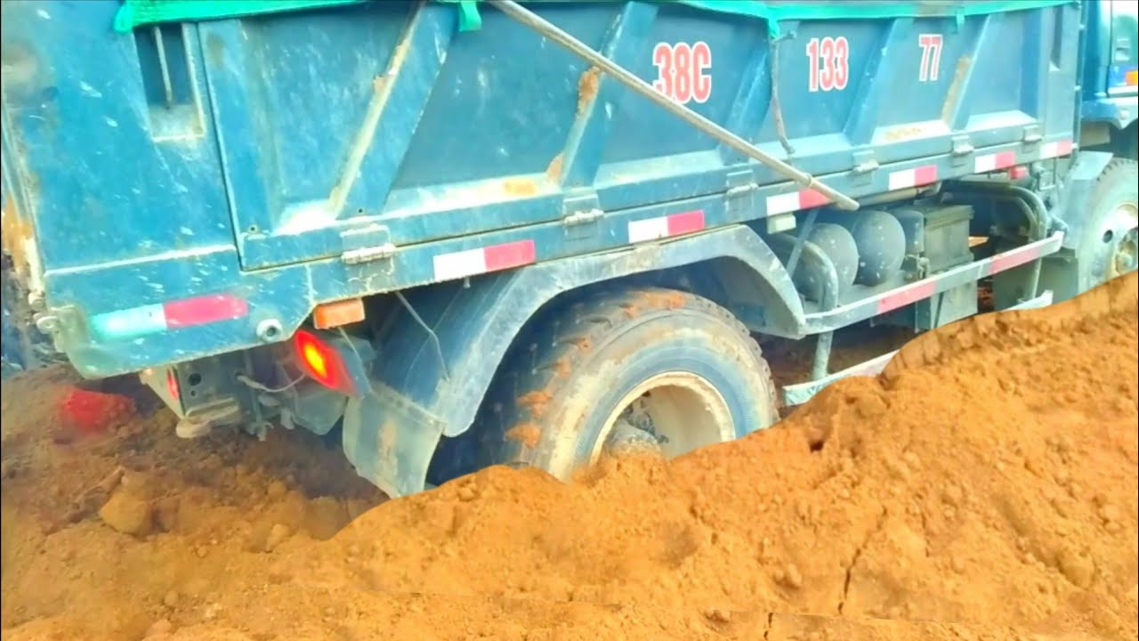 Xe Ben Lùi Vào Nâng Ben Đổ Đất Hộc Quá Đà  Bị Sập Lún Sâu Và Pha Xử Lý Nhanh Gọn Của Bác Tài,