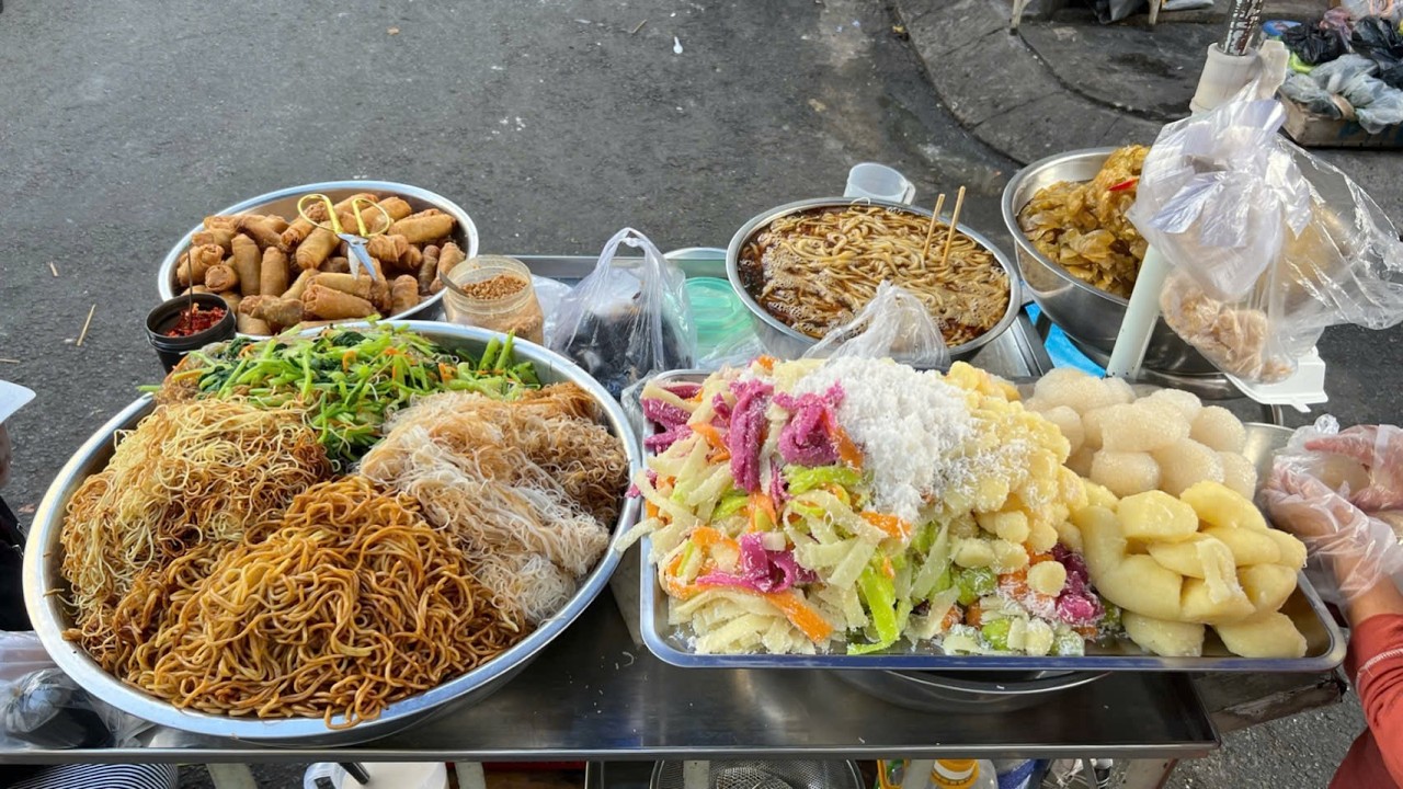 Did You Know These Are The BEST Vietnamese Foods Sold At Morning Market?