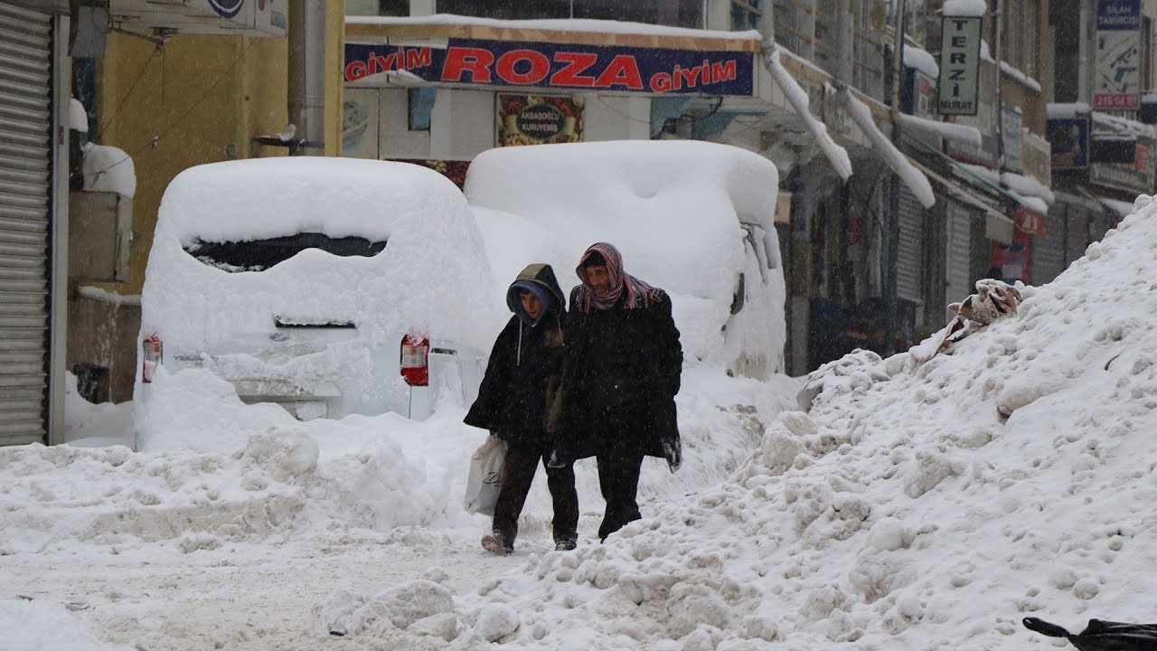 Van'da kar kalınlığı 1 metreyi aştı, 687 yerleşim yeri ulaşıma kapandı