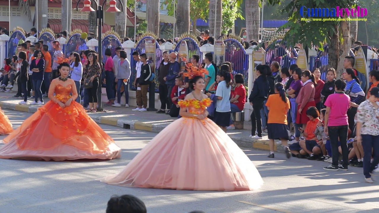 4/12/2560 ขบวนแห่กีฬาสี รร.บุญวาทย์วิทยาลัย ลำปาง