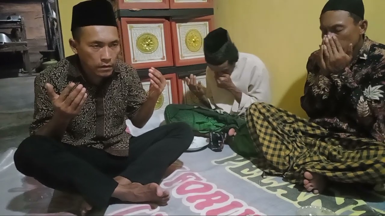 alhamdulilah malam ini di rumah Rusdi  lgi acara  houl atau selametan