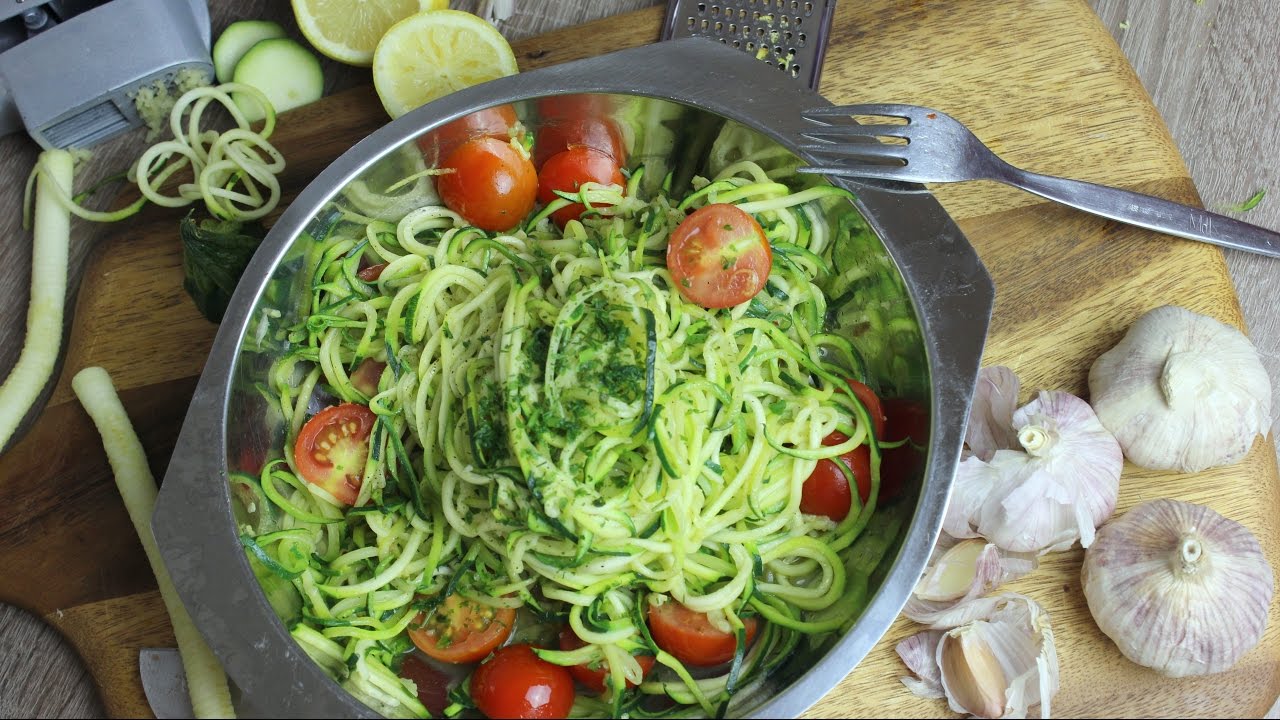 Zucchini-Spaghetti aglio olio e pomodoro I Zoodles I Pasta-Alternative I Low Carb (vegan)|