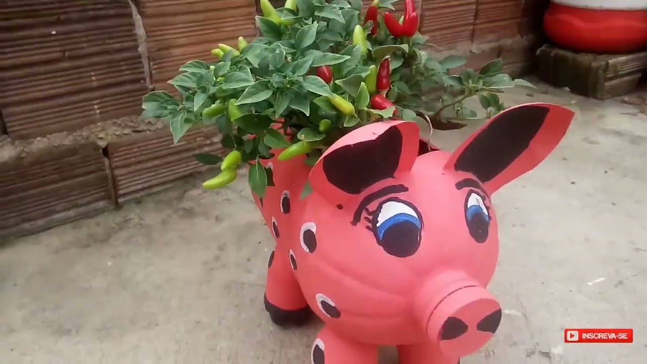 Como fazer um porquinho de garrafa pet para planta