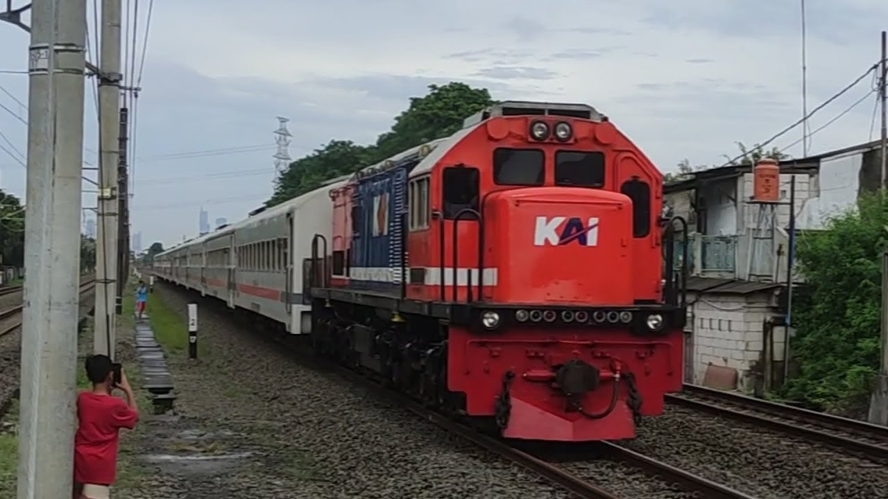 Ramainya aktivitas kereta api di Jakarta, sampai ada kereta spesial!! | Hunting Kereta Api