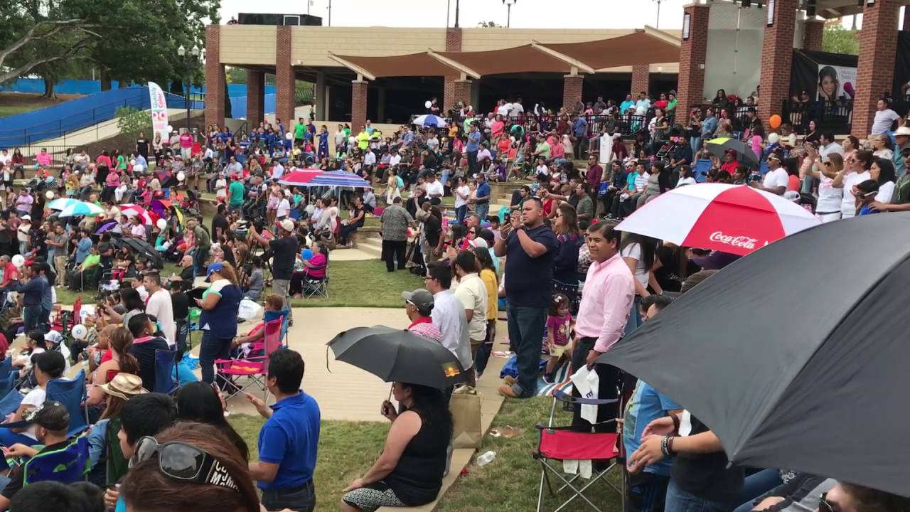 Andy Alemany singing at Vida Fest 2016