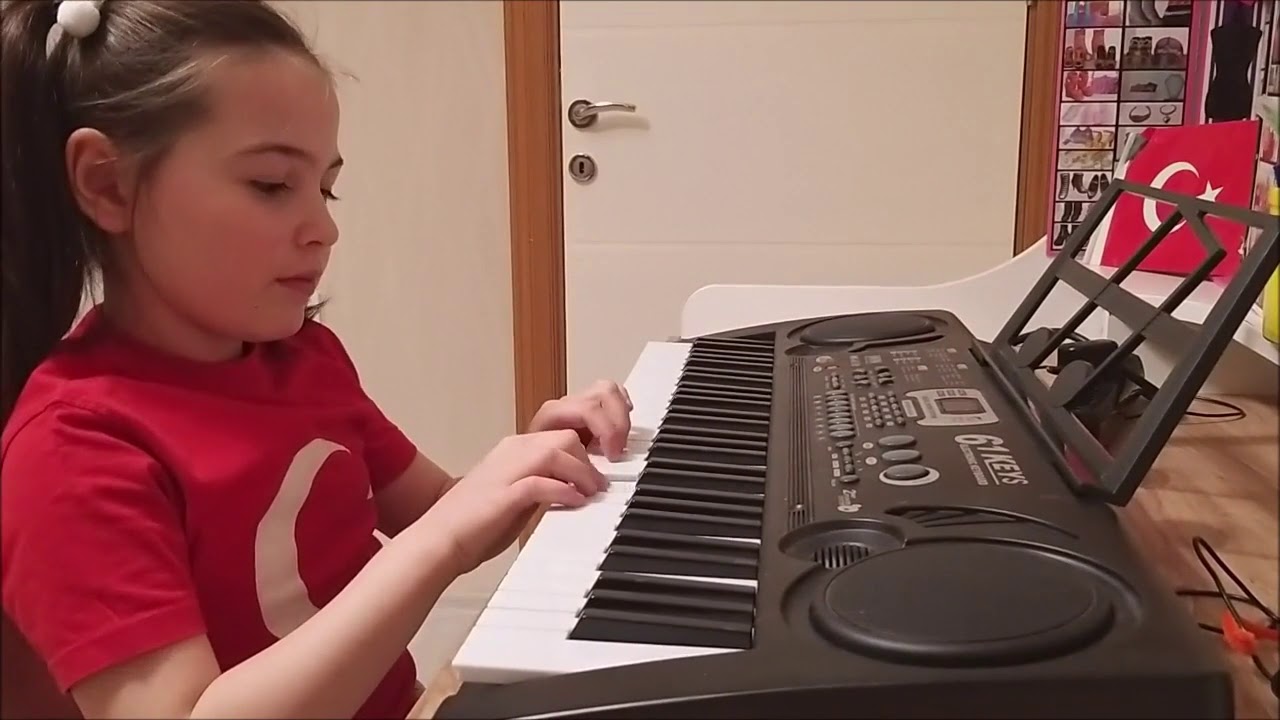 Selinle 23 Nisan Ulusal Egemenlik ve Çocuk Bayramımızı kutluyoruz, Selin org çalıyor.