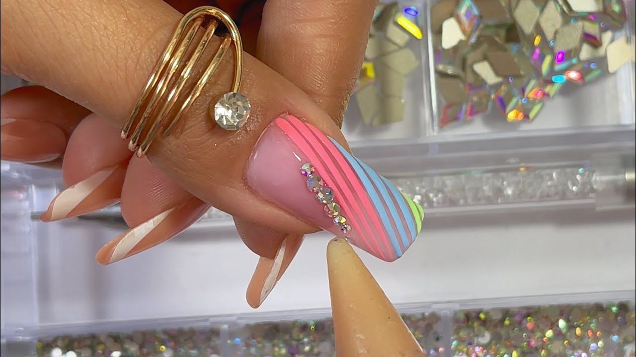 💕Diseño En Uñas Con Líneas En Relieve Y Pedrería✨💅 #uñasconpedreria #uñasconlineas