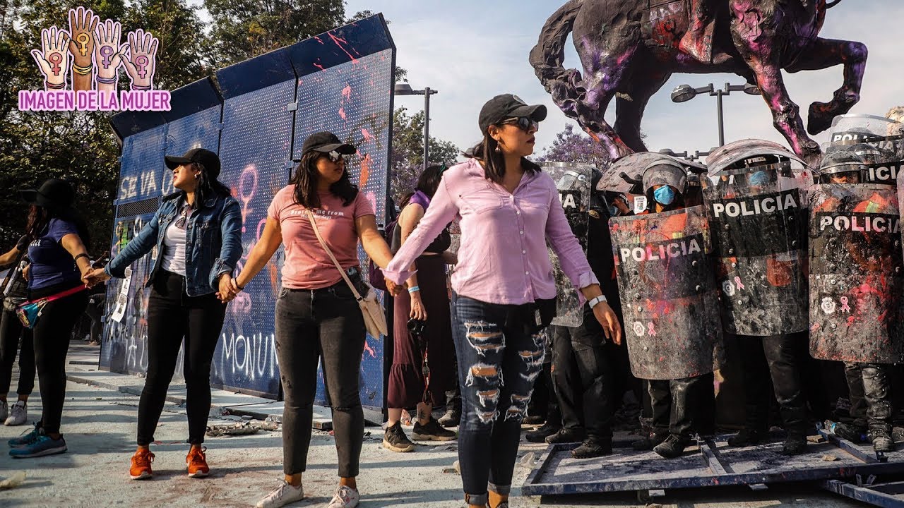 Feministas hacen valla para proteger a mujeres policías agredidas por encapuchadas