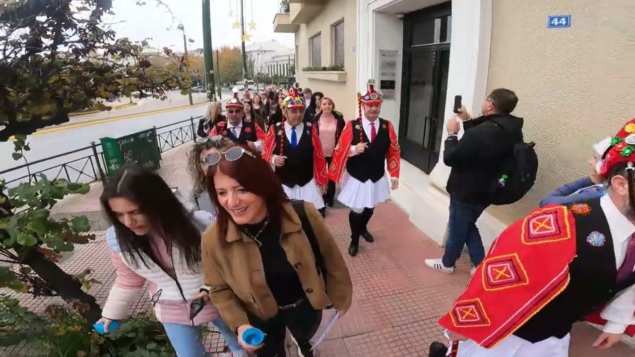Οι άτακτοι Μωμόγεροι της Ευξείνου Λέσχης Αθηνών σκόρπισαν γέλιο και χαρά σε μικρούς και μεγάλους