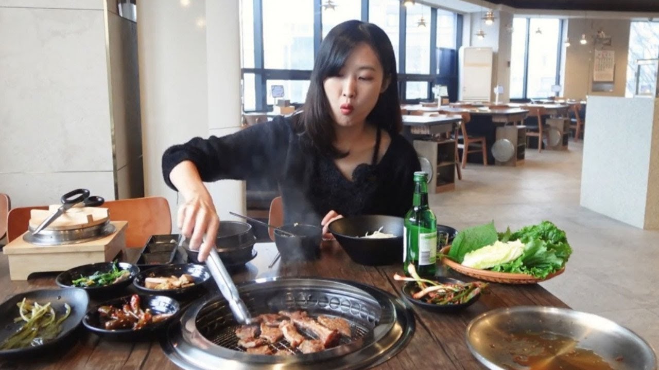 애 유치원 보내고 먹는 브런치는 돼갈에 소주가 최고라던데요 (사실 나도 모름)
