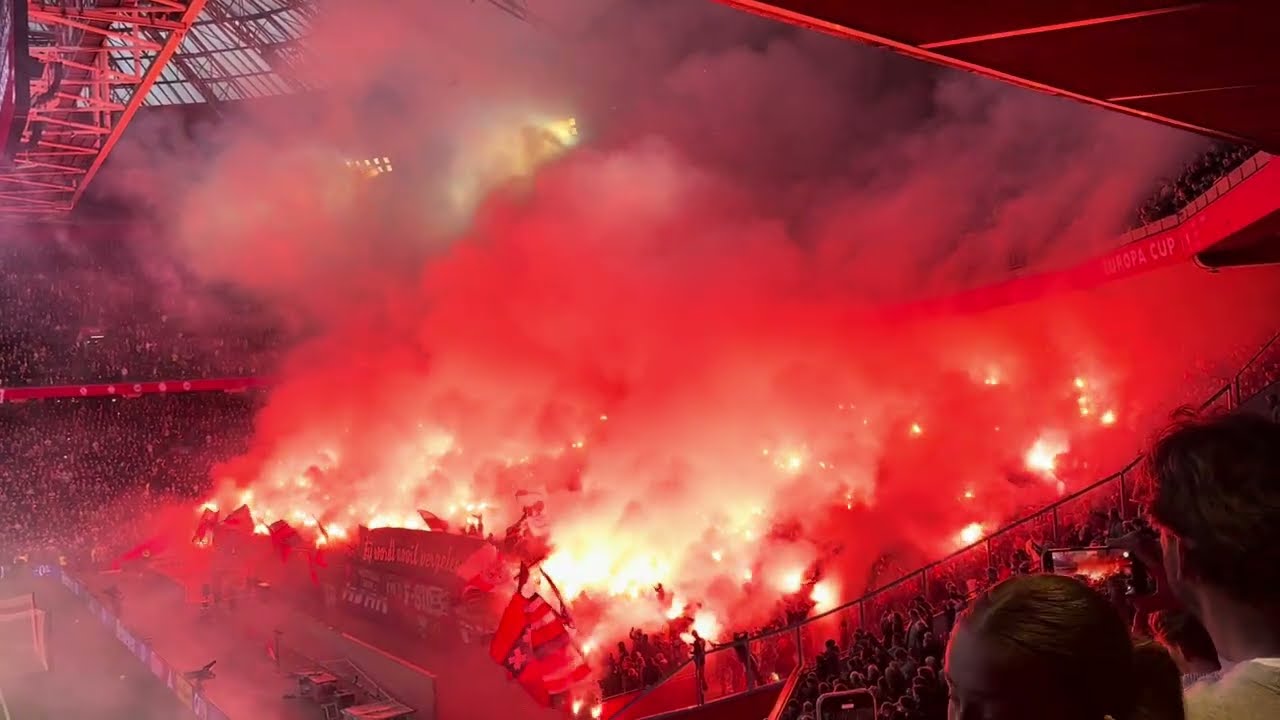 Ajax Heerenveen - veel vuurwerk en gestaakt