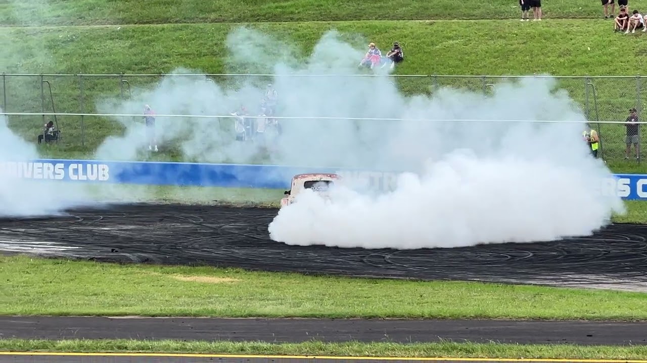 Rusty doing some rusty thing. #rusty #burnout #sydney 