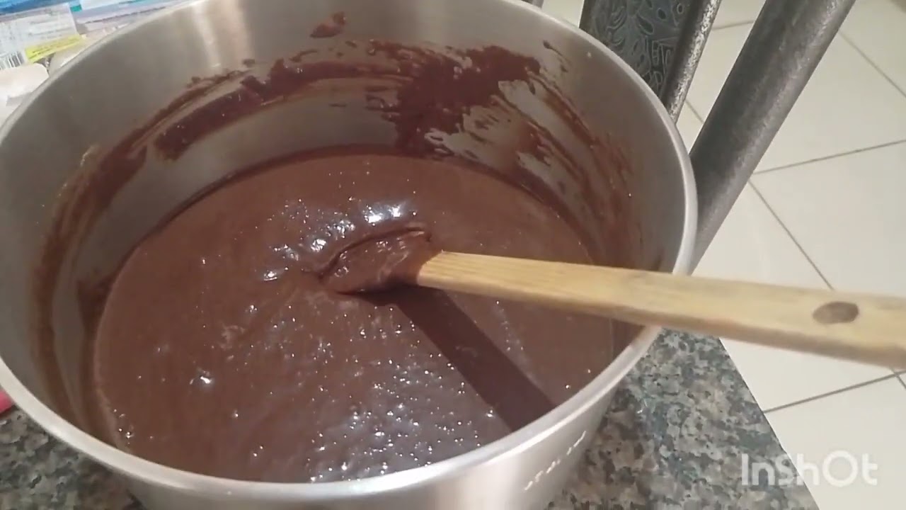 FIZ UM BOLO DE CHOCOLATE COM MORANGO DELICIOSO 😋