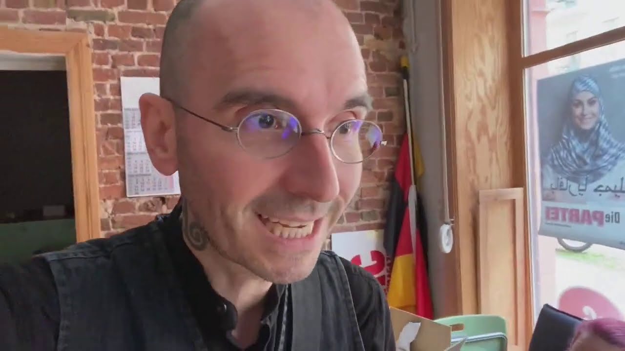 Dr. Mark Benecke besucht die Zentrale der Partei Die PARTEI 👔