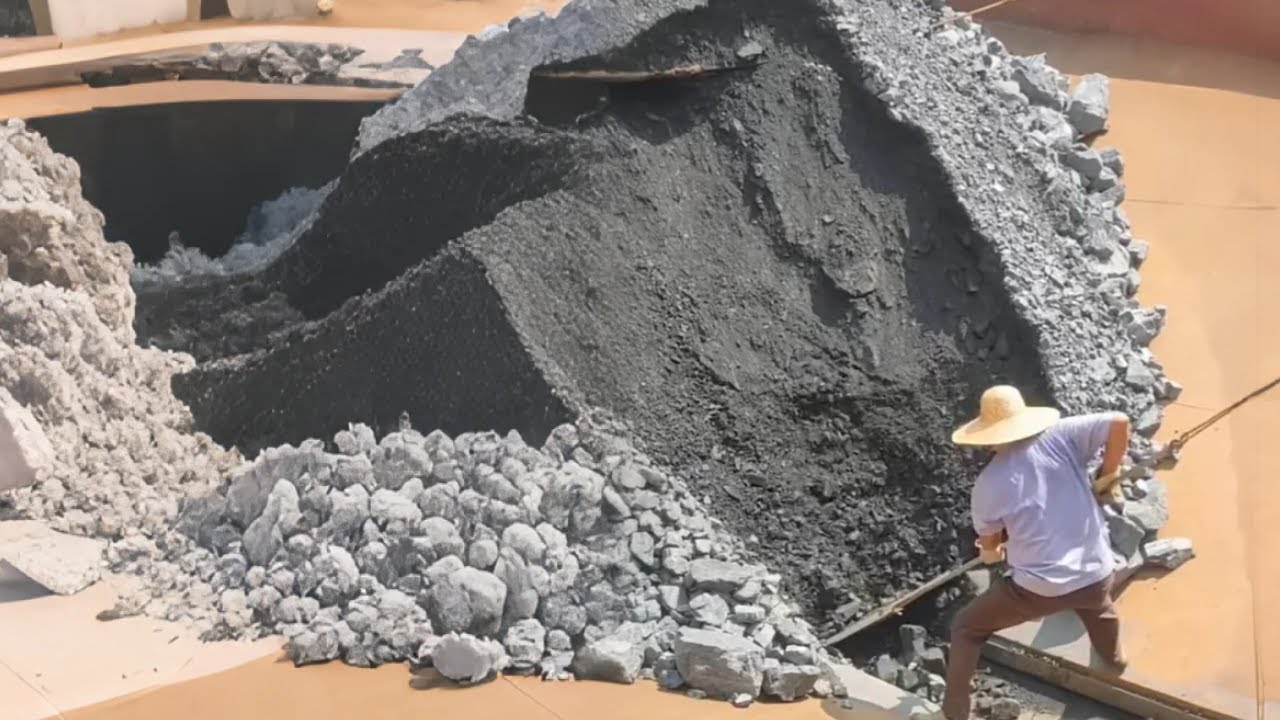 Immersed Unloading Of Phosphate Rock - Decompression Video