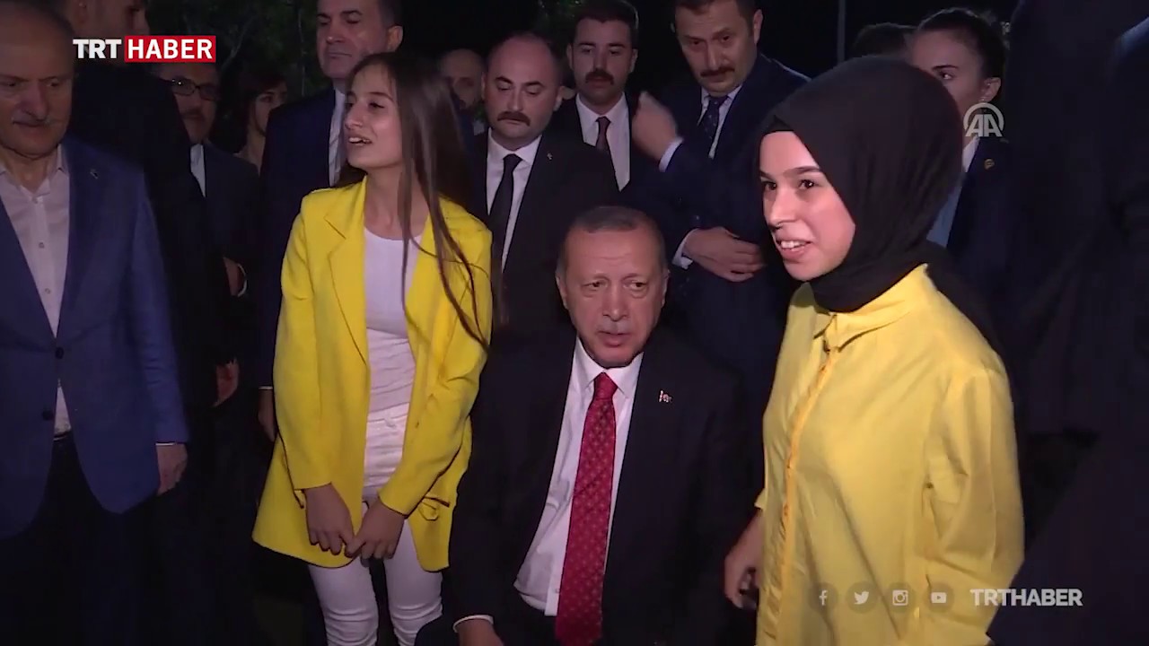 Cumhurbaşkanı Erdoğan, piknik yapan vatandaşlarla sohbet etti